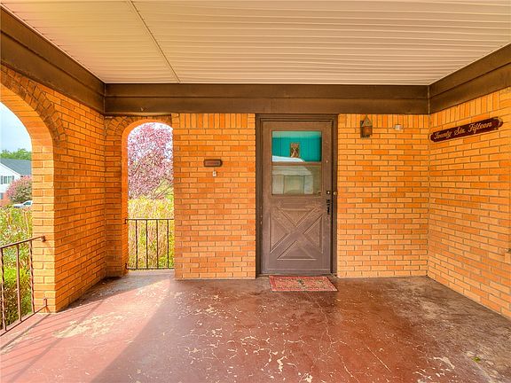 Very lg front porch with plenty of space for seating.