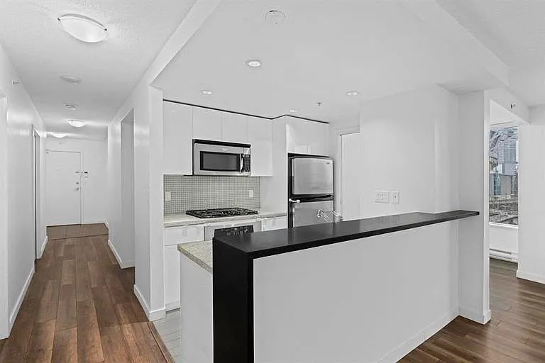 33 Smithe St #702 — Photo 8