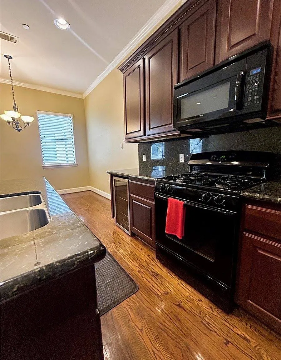 3 bed, 2.5 bath, 1666 sqft, $2,250 — Photo 2