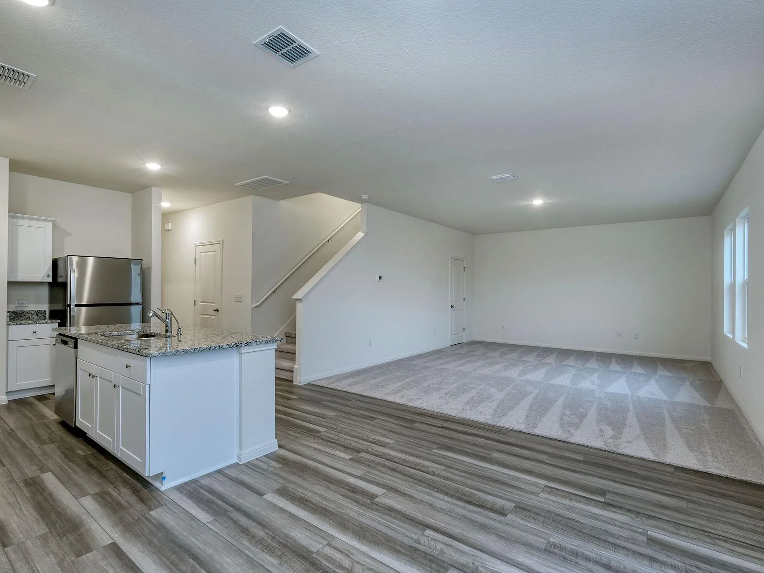 4 bed, 2.5 bath, 2338 sqft, $2,150 — Photo 3