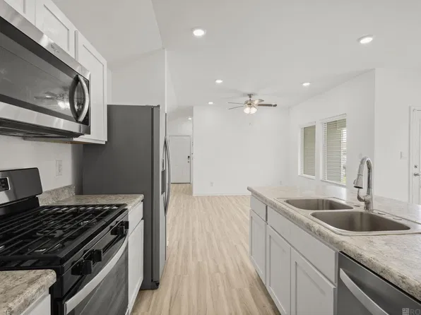 1206 E Saint Charles St, Gonzales, LA 70737
