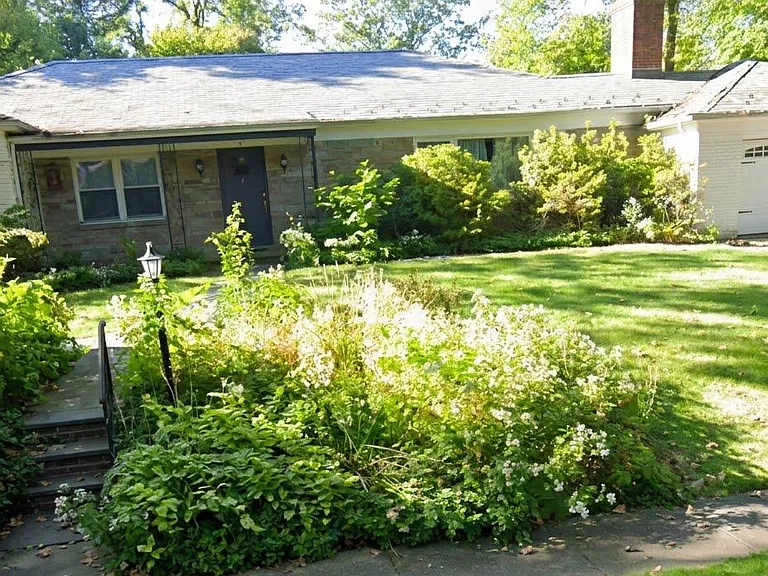 10 Hampton Rd — Photo 1
