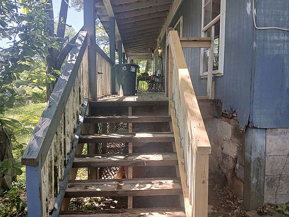 3rd image of 1013 Barnes Dr