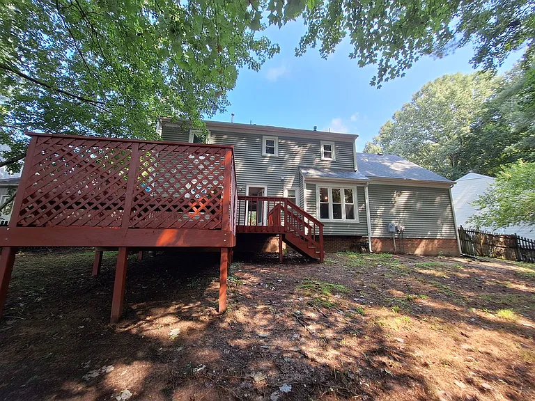 212 Earle Ct — Photo 2