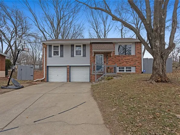 805 NW Berkshire Dr, Blue Springs, MO 64015