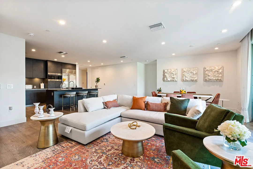 2 bed, 2.5 bath, 2116 sqft, $9,500 — Photo 4