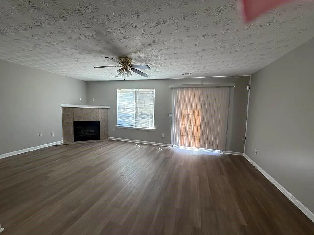 3 bed, 2.5 bath, 1536 sqft, $1,995 — Photo 3