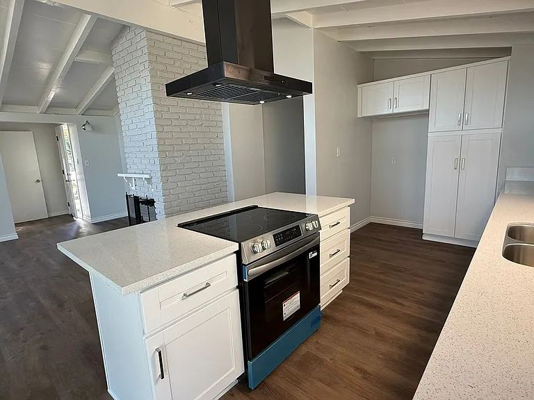 1002 E Walnut Ave — Photo 4