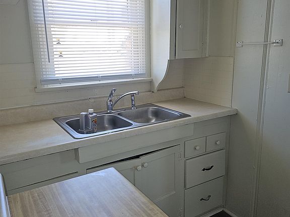 4th image of 544 W 12th St