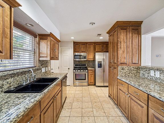 5th image of 5111 Idaho St