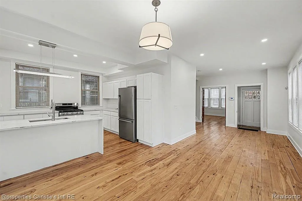 4 bed, 2.5 bath, 1950 sqft, $2,950 — Photo 4
