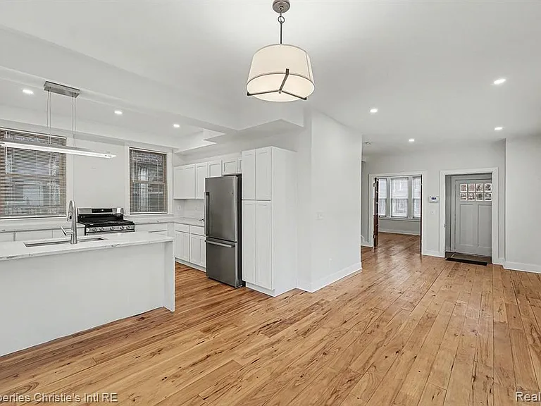 1463 Baldwin St — Photo 4
