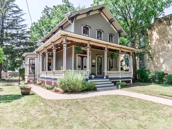 156 S Gifford St, Elgin, IL 60120