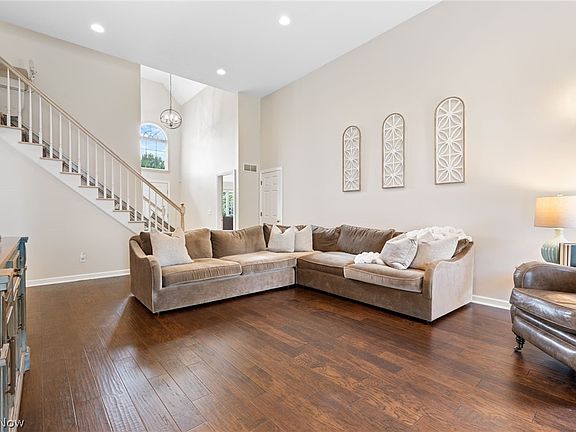 3rd image of 5619 Hawthorne Dr