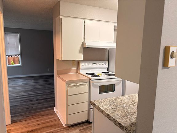 4th image of 608 R St APT A