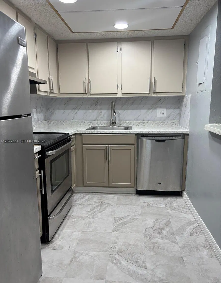 Inverwood Condo — Photo 2