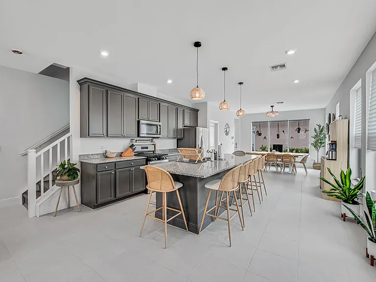 930 SW Prairie Ave — Photo 65