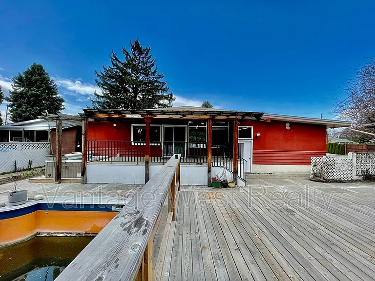 1319 Kelglen Cres #A — Photo 36