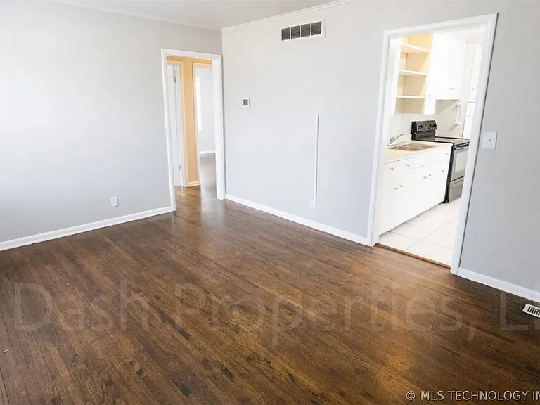 3724 S Knoxville Ave — Photo 3