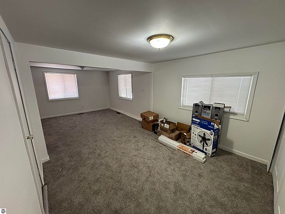 4th image of 3871 Oak Grove Rd
