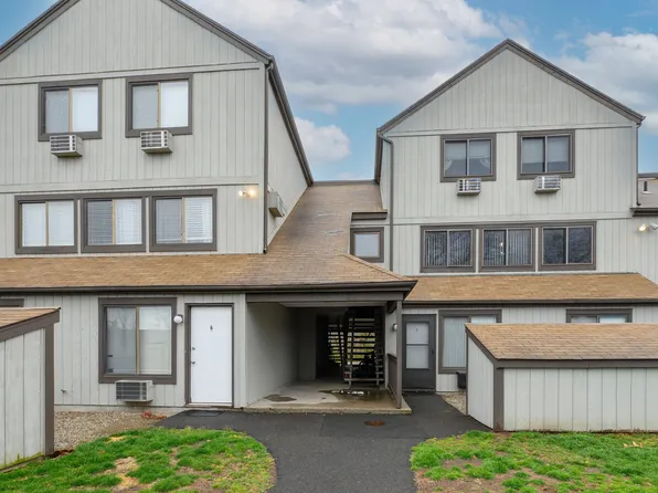 12B Pineview Drive, Branford, CT 06405