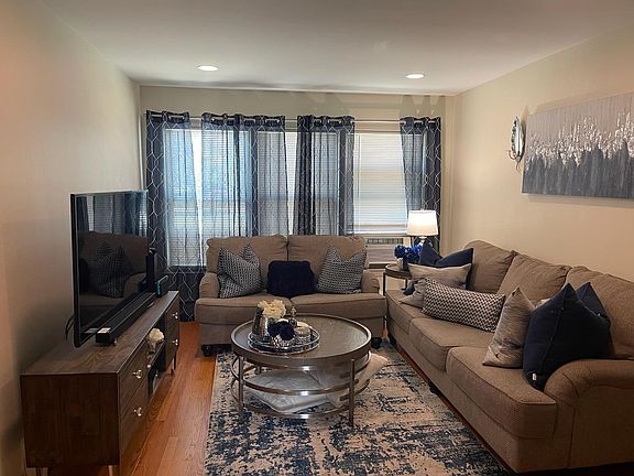 2nd image of 425 Laurel Ave APT 2