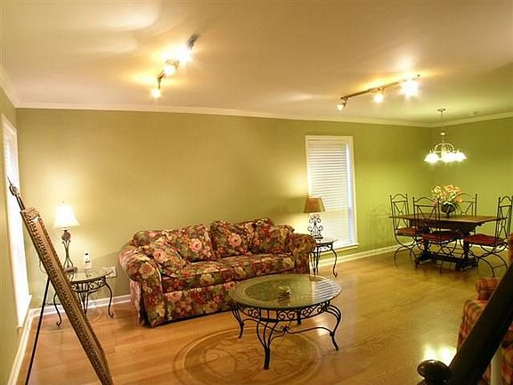 Living Room/Dining Area