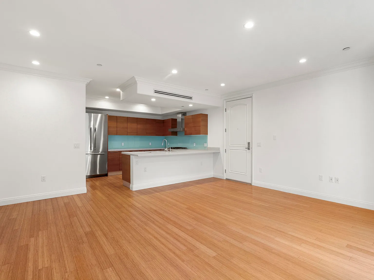 3 bed, 1320 sqft, $5,850 — Photo 3