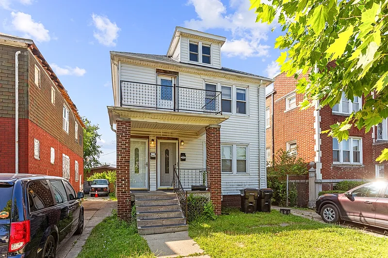 2 bed, 1.0 bath, 1000 sqft, $1,050 — Photo 1