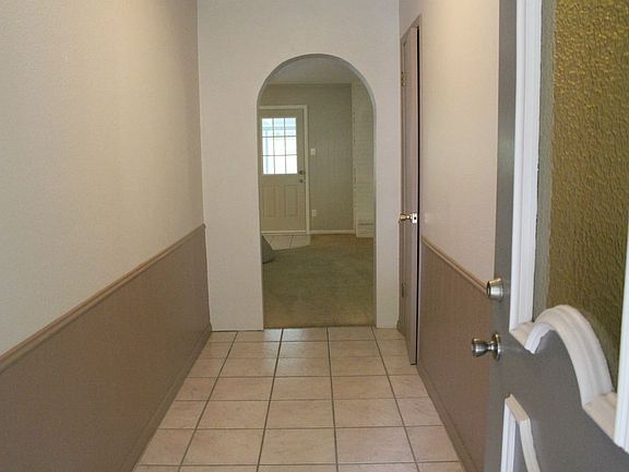 5th image of 609 S Honeysuckle Dr