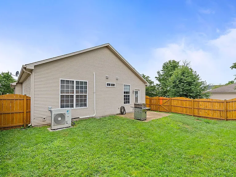 220 Shannon Ct — Photo 33