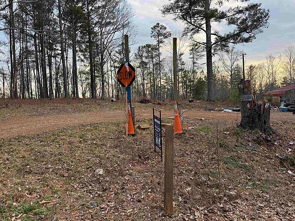 3rd image of 330 Oaktree Rd