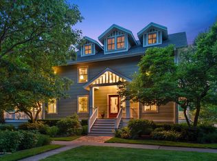 531 8th St, Wilmette, IL