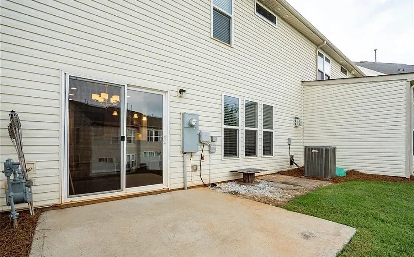 3 bed, 2.5 bath, 1896 sqft, $2,600 — Photo 3