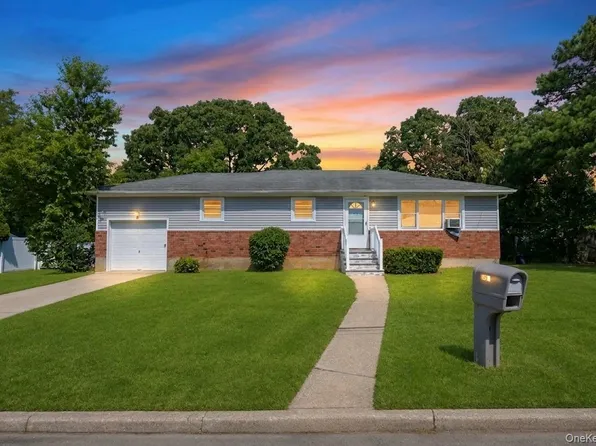 334 Robbins Street, Lindenhurst, NY 11757