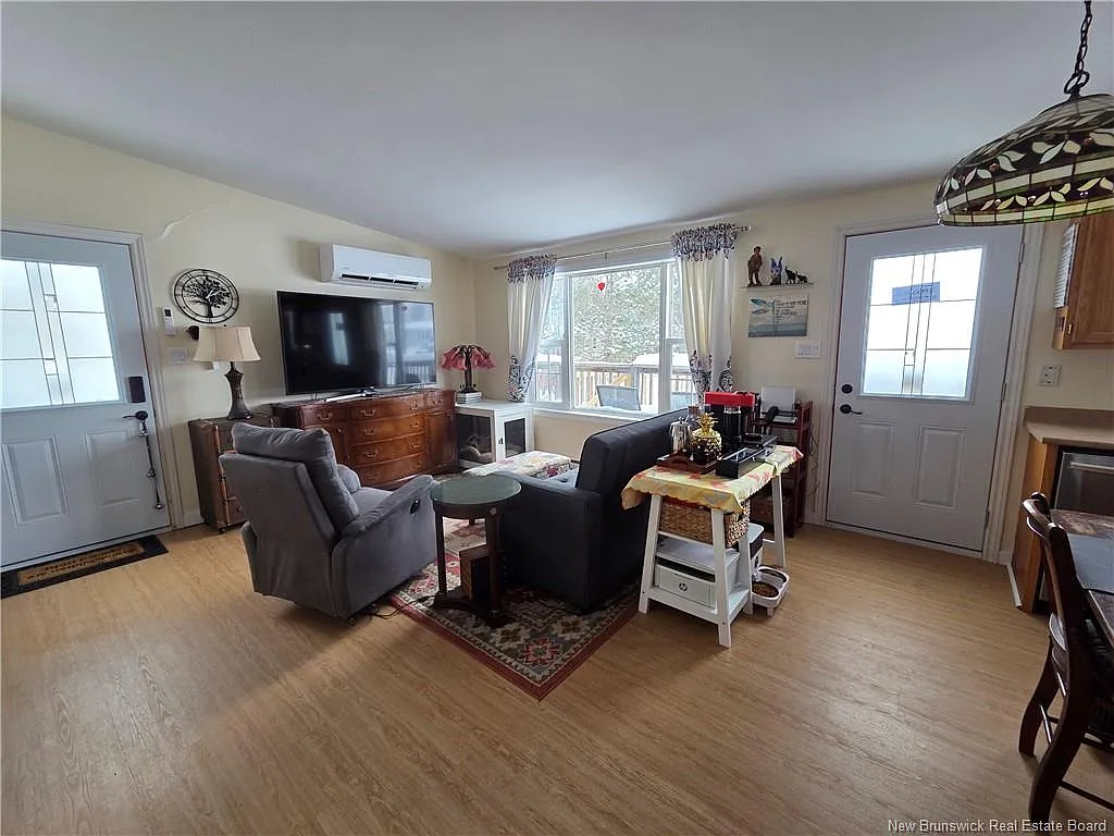 3 bed, 1.0 bath, 1008 sqft, $199,900 — Photo 4