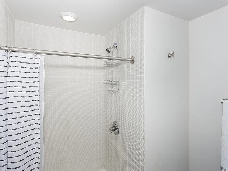 520Commerce — Photo 9