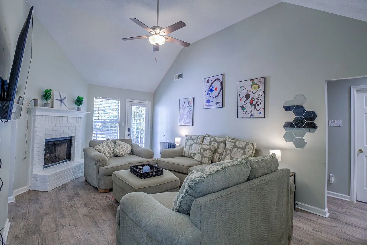 3 bed, 2.0 bath, $1,920 — Photo 1