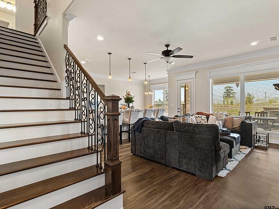 4th image of 208 New Braunfels Ln