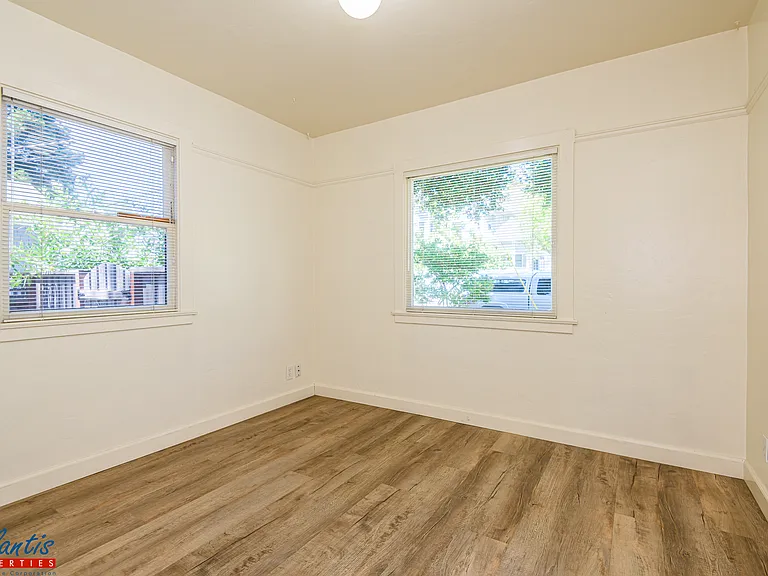428 University Ave — Photo 8