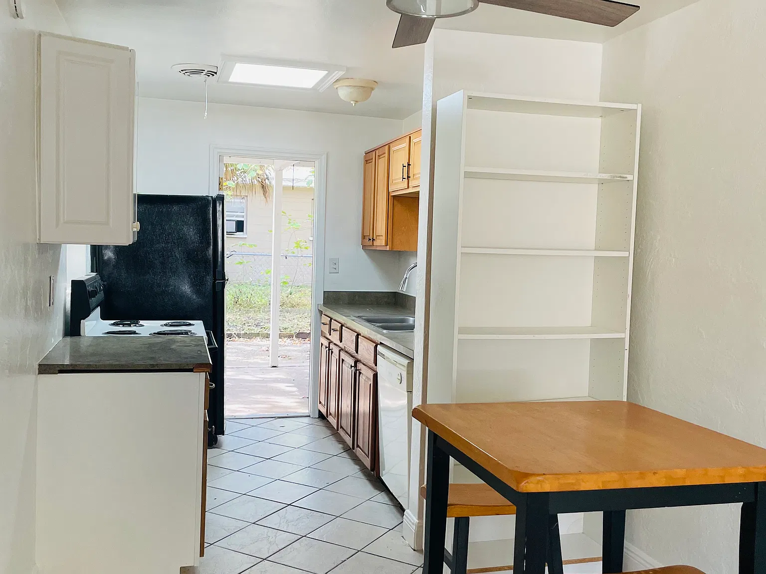 3 bed, 884 sqft, $1,750 — Photo 4
