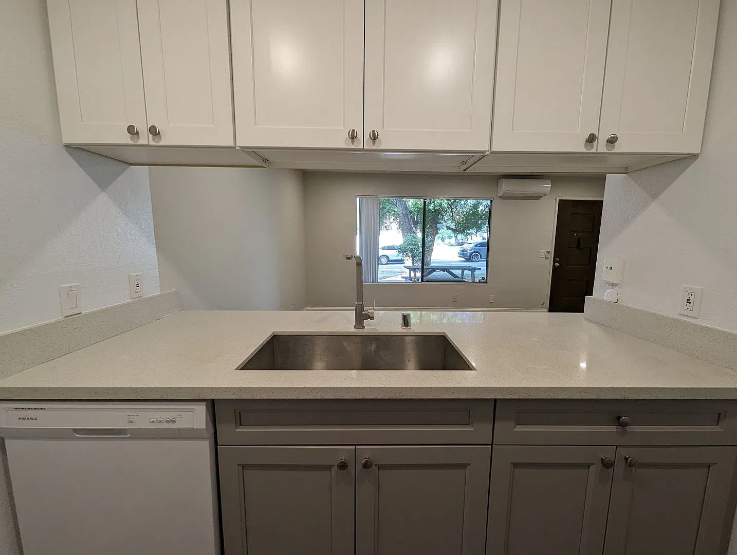 666-670 N. Hill Ave. — Photo 2