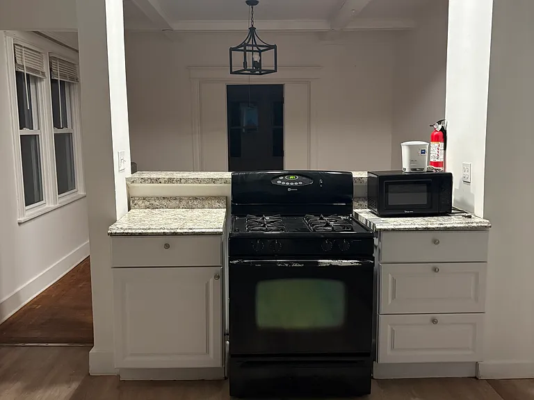 209-211 Oak Grove Ave #2 — Photo 6
