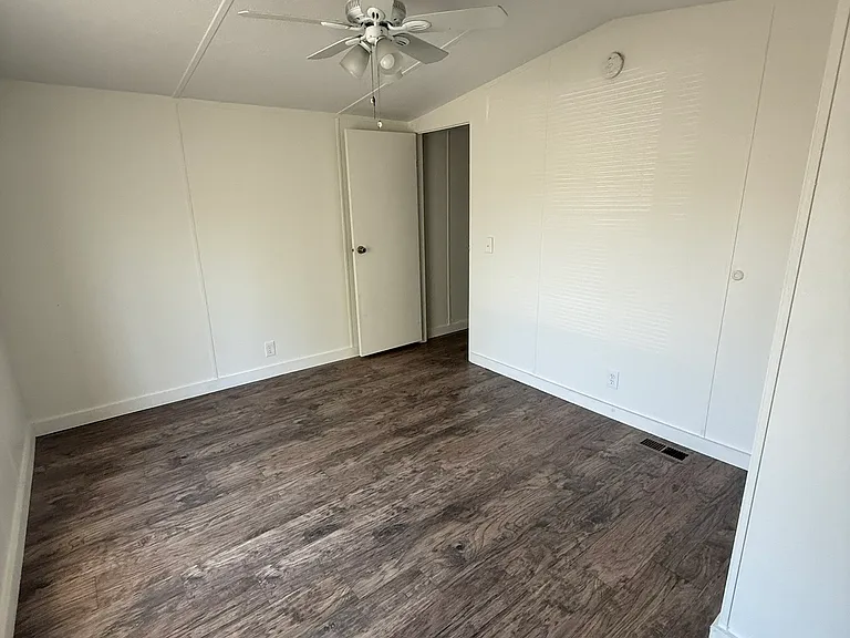 525 Rebecca Ln — Photo 4