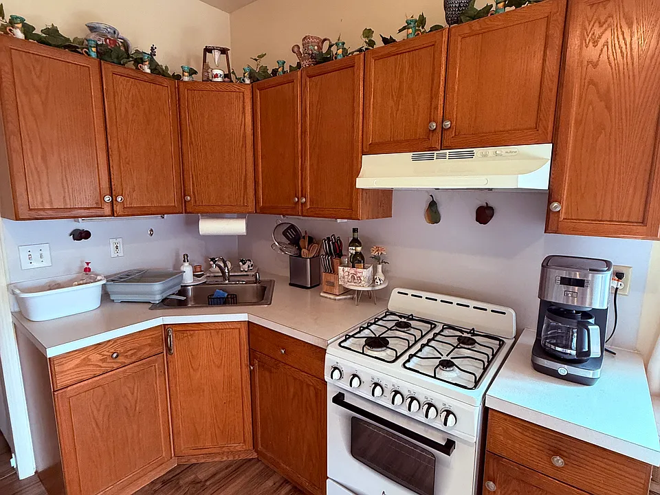 Eat in Kitchen with Gas Range