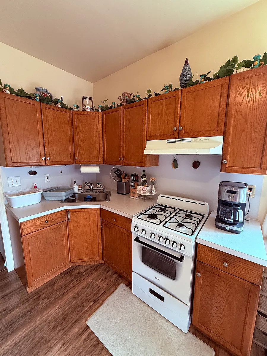 Eat in Kitchen with Gas Range - 224 E Main St #1