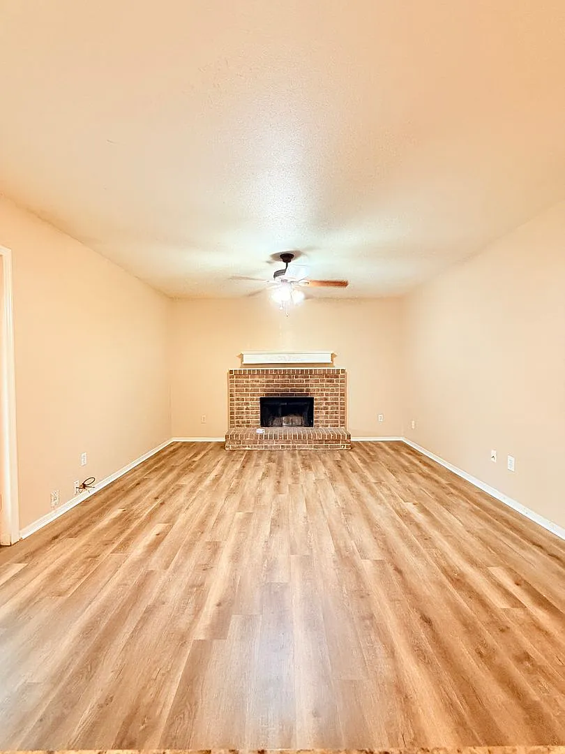 Available Now - Charming Bedford Home On A Cul-de-Sac | 2 Living Areas, Large Corner Lot & Heb Is... — Photo 2