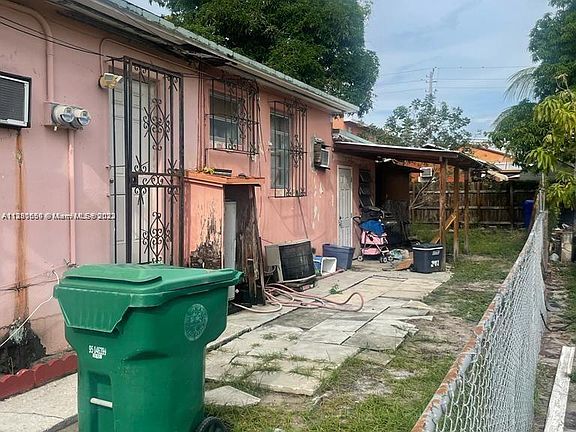 4th image of 611 NW 23rd Ct