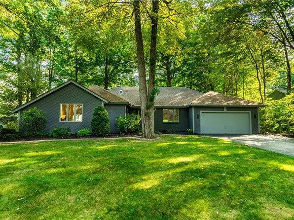 9 Woodbriar Ln, Rochester, NY 14624