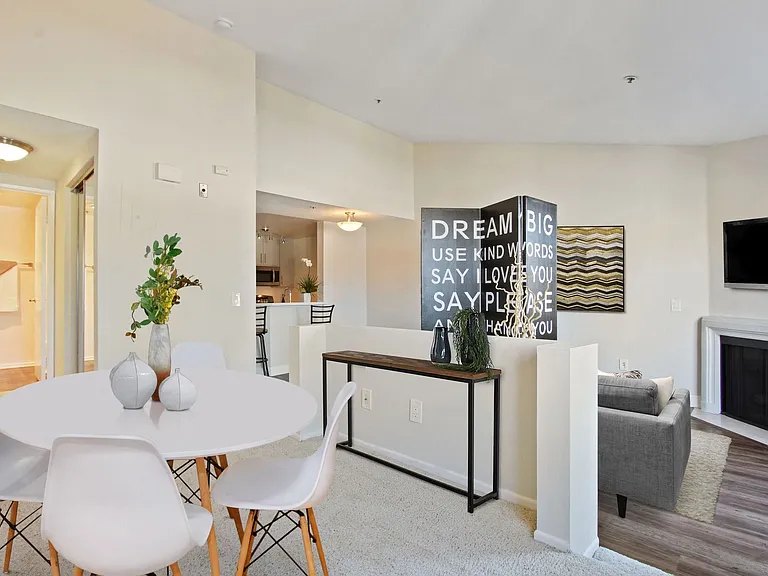 Palm Royale Apartments — Photo 11